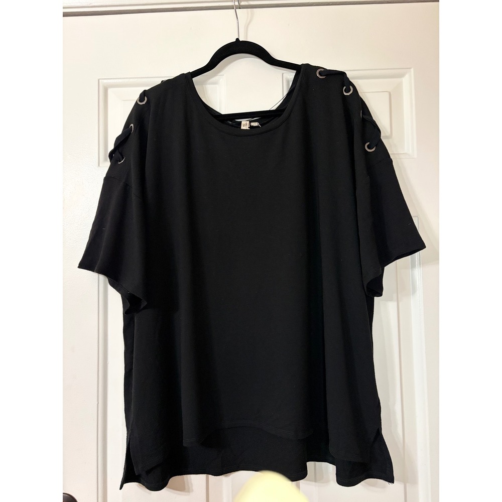 Cable & Gauge | Lace-Up Grommet Shoulder Plus Size Top | 2X || Black|